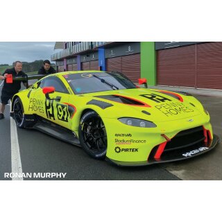 Aston Martin GT3 Vantage – Penny Holmes Racing Scalextric C4446